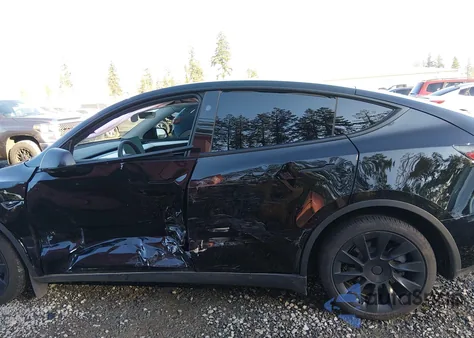 2025 Tesla Model Y Long Range Dual Motor All-Wheel Drive z USA, uszkodzony, nr VIN 7SAYGDEE0SF256902